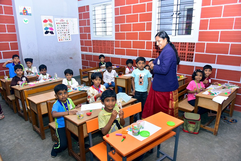 imgi_10_busy-bees2409