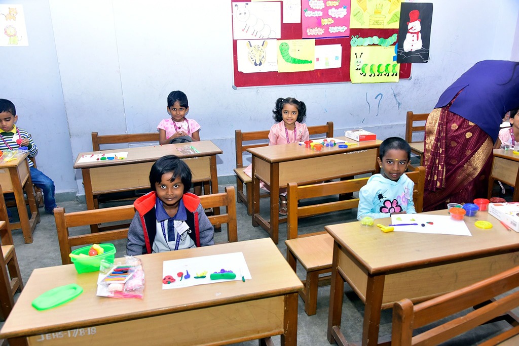 imgi_11_busy-bees2410