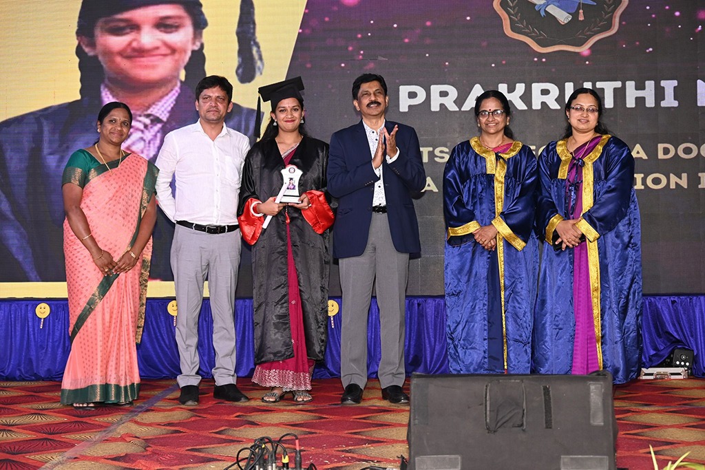 imgi_11_graduation2410