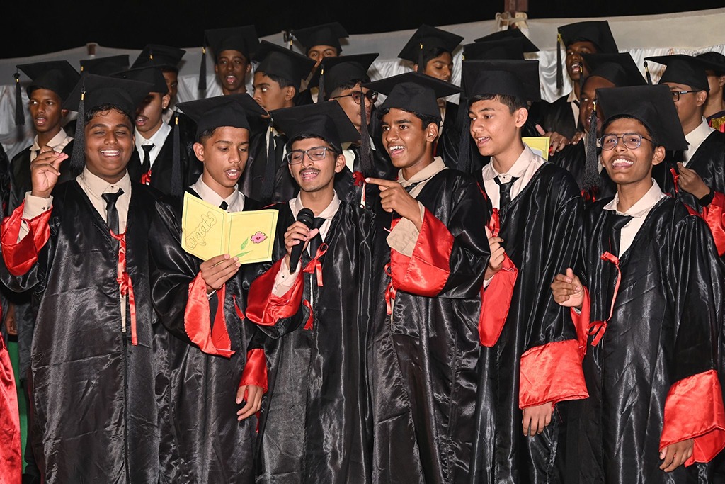 imgi_9_graduation2408